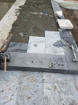 Gehweg aus Naturwerkstein Quarzit Weg - Bauservice Mike Zoche aus Zeuthen