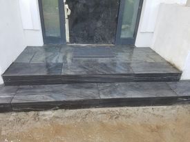 Treppe komplett aus Naturwerkstein Quarzit mit ACO Fußabtreter - Bauservice Mike Zoche Bauvorhaben in Berlin Schmargendorf